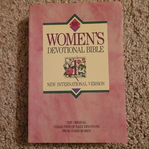 NIV Women’s Devotional Bible (Paperback)